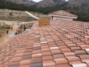 La teja de concreto ofrece varios beneficios que la hacen una opción popular para la construcción de techos. Algunos de ellos son: