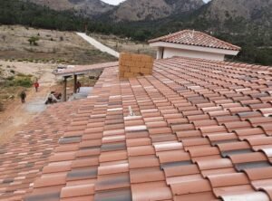 Protege tu techo con innovación y estilo En DELCON creemos que un techo es mucho más que la parte superior de una construcción: es la primera barrera que protege lo que más quieres. Con nuestras tejas de concreto y sistemas de impermeabilización, no solo garantizas seguridad y resistencia, también aportas un toque de diseño único que transforma cualquier propiedad. Por qué elegir tejas de concreto para tu proyecto Las tejas de concreto han revolucionado el mundo de la construcción. A diferencia de las tradicionales de barro, estas ofrecen una mayor resistencia a la humedad, a los cambios de temperatura y a los impactos. Además, gracias a nuestra amplia gama de colores y estilos, puedes personalizar tu techo para que se adapte a tu gusto y al diseño arquitectónico de tu hogar o negocio. Impermeabilización: la defensa invisible de tu techo Un techo bonito no sirve de mucho si el agua logra filtrarse. Por eso, en DELCON ofrecemos impermeabilizantes de alto rendimiento que crean una capa protectora contra filtraciones, humedad y daños estructurales. Una buena impermeabilización puede ahorrarte miles de pesos en reparaciones futuras y mantener tu inversión intacta por más tiempo. Beneficios de trabajar con DELCON Durabilidad comprobada: Nuestros materiales resisten años sin perder calidad. Diseño atractivo: Variedad de colores y estilos para cada tipo de construcción. Cobertura nacional: Aunque estamos en Guadalajara, enviamos a toda la República Mexicana. Asesoría personalizada: Te ayudamos a elegir la mejor solución para tu techo. Dale a tu techo el cuidado que merece Un buen mantenimiento no es un gasto, es una inversión. Con un techo protegido, no solo evitas problemas como goteras o filtraciones, también aumentas el valor de tu propiedad. 📞 Contáctanos hoy para conocer nuestras soluciones: Sitio web oficial de DELCON 🔗 Conoce más sobre la importancia de impermeabilizar en este artículo de Construcción y Vivienda.